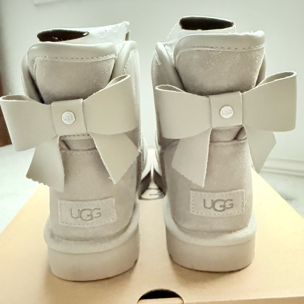 UGG Women's Ultra Mini Bailey Leather Bow Boot - gray size 9 NEW without box